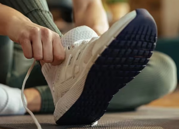 Best Walking Shoes for Plantar Fasciitis (2026 Guide)